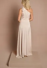 bezowa-satynowa-sukienka-maxi-na-jedno-ramie-kokarda