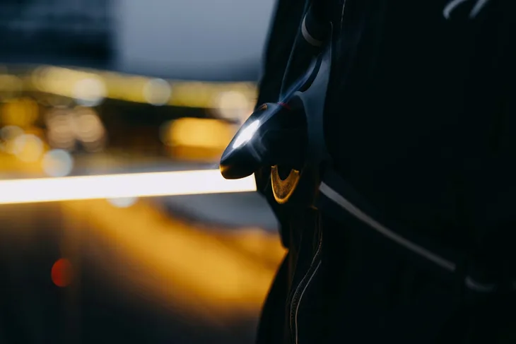 szelki-avento-czarny-model-na-rower-motocykl-sportowa