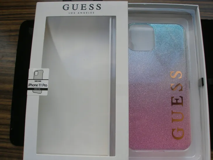 plecki-guess-do-apple-iphone-11-pro-rozowy-zalaczone-wyposazenie-folia-ochronna