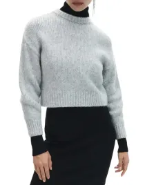 jasnoszary-klasyczny-dzianinowy-sweter-z-dlugim-rekawem-okragly-dekolt