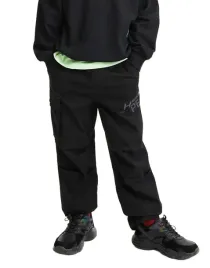 czarne-spodnie-wiazane-w-pasie-z-kieszeniami-napisy-print-ocieplane