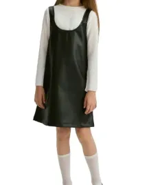 czarna-eko-skorzana-sukienka-na-ramiaczkach-biala-bluzka-gladka-140