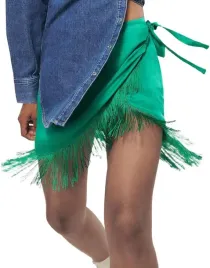 zielona-kopertowa-satynowa-mini-spodnica-z-fredzlami-wiskoza