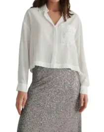 biala-luzna-koszula-z-dzetami-kieszen-z-dlugim-rekawem-klasyczna