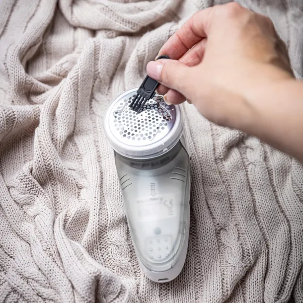 golarka-do-ubranzasilana-na-akumulator-z-mozliwoscia-ladowaniabialo-szara-kolor-dominujacy-bialy