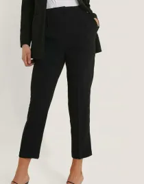 spodnie-materialowe-czarne-w-kant-cygaretki-7-8-zamek-haftka-na-kd-34