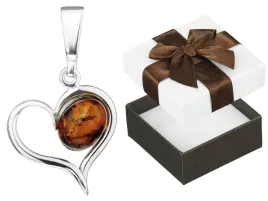 srebrna-zawieszka-serce-lsniace-bursztyn-baltycki