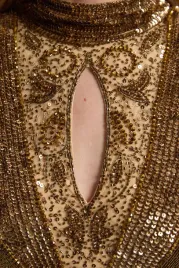 brazowa-klasyczna-sukienka-mini-stojka-zdobienia