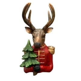 figurka-dekoracja-renifer-lilian-czerwony-mundur-zielona-choinka