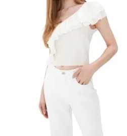 bialy-dzianinowy-top-krotki-falbana-na-jedno-ramie-klasyczny-dekolt-v-s