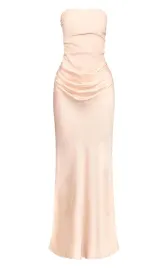 kremowa-satynowa-klasyczna-sukienka-odkryte-ramiona