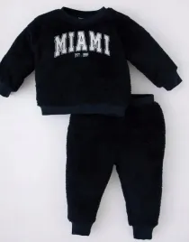 granatowy-pluszowy-komplet-dresowy-spodnie-bluza-napis-haft-defacto-110-116