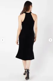 czarna-welurowa-sukienka-wieczorowa-roza-bez-rekawow-midi-coast-46