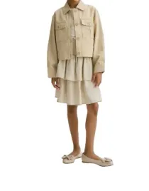 bezowa-klasyczna-lniana-zapinana-krotka-kurtka-kolnierzyk