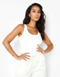 biale-elastyczne-dopasowane-body-top-dol-stringi-gladkie-boohoo-36