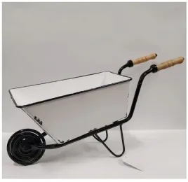 taczka-metalowa-dekoracja-ogrod