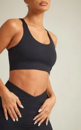 klasyczny-czarny-biustonosz-sportowy-prettylittlething-32