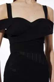 czarna-sukienka-odkryte-ramiona-dopasowana-asymetryczna