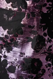 czarna-olowkowa-sukienka-maxi-odkryte-ramiona-kwiatowy-wzor