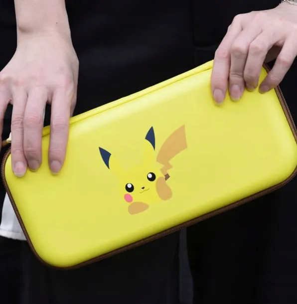 etui-case-switch-lapacz-pokemon-pikatchu-eevee-zawiera-baterie-nie