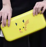 etui-case-switch-lapacz-pokemon-pikatchu-eevee-zawiera-baterie-nie