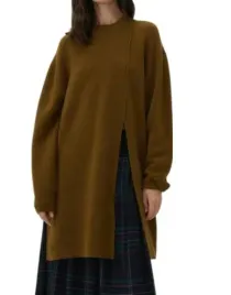 brazowy-sweter-oversize-z-rozcieciami-dlugi-gladki-z-welna