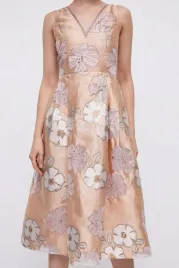 bezowa-wzorzysta-kwiatowa-sukienka-zdobiona-koraliki-dekolt-v-coast-40