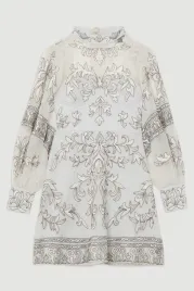 szara-sukienka-przed-kolano-dlugi-rekaw-wzorzysta-haft