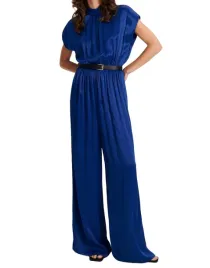 kobaltowy-satynowy-kombinezon-z-paskiem-dluga-nogawka-stojka