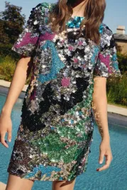 kolorowa-mini-sukienka-cekinowa-krotki-rekaw-prosta