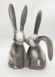 figurka-calujace-sie-zajace-33-cm