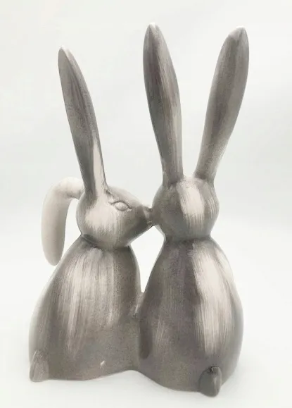 figurka-calujace-sie-zajace-33-cm