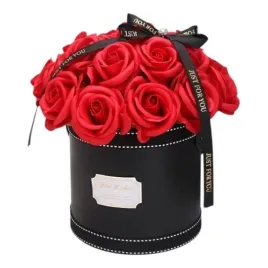 bukiet-ecarla-mydlanych-roz-czerwonych-w-pudelku-27-cm