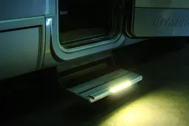 oswietlenie-led-stopnia-wejsciowego-kampera-fiamma