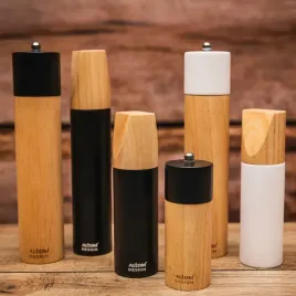 mlynek-reczny-altom-design-drewno-bezowy-czarny