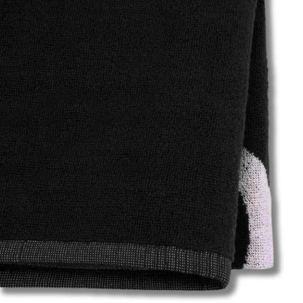 puma-recznik-team-small-05455301-marka-puma-wzor-dominujacy-logo