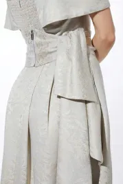 bezowa-sukienka-maxi-zakardowa-odkryte-ramiona-pasek-karen-millen-38