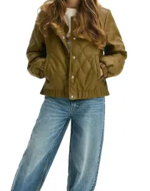 brazowa-kurtka-bomberka-odpinany-kaptur-skora-ekologiczna-pikowana