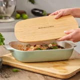 kitchenaid-brytfanna-do-pieczenia-z-pokrywka-drewniana-uniwersalna-40x25cm-informacje-dodatkowe-mozliwosc-mycia-w-zmywarce