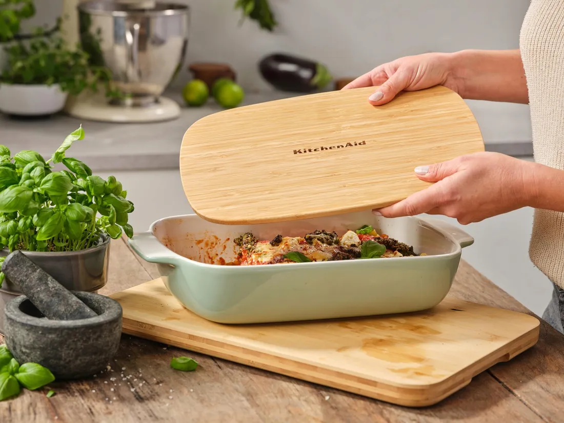 kitchenaid-brytfanna-do-pieczenia-z-pokrywka-drewniana-uniwersalna-40x25cm-kolor-zielony