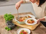 kitchenaid-brytfanna-do-pieczenia-z-pokrywka-drewniana-uniwersalna-40x25cm-kolor-zielony-pojemnosc-3-8-l