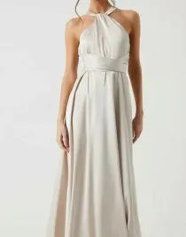 satynowa-rozkloszowana-bezowa-maxi-sukienka-odkryte-ramiona