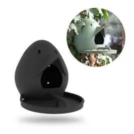 budka-karmnik-dla-ptakow-czarny-montowany-do-drzewa