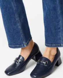 granatowe-mokasyny-na-obcasie-wsuwane-zdobiena-klamry-wallis-36