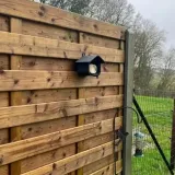 elegancki-karmnik-dla-ptakow-na-plotek-plot-czarny-wiszacy-wysokosc-produktu-18-cm