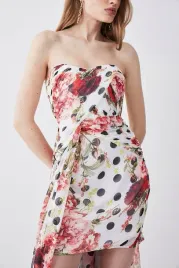 wielokolorowa-sukienka-mini-wzor-kwiatowy-przedluzony-tyl