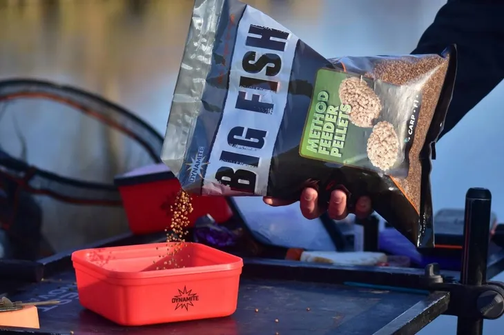 pellet-method-feeder-2mm-18kg-dynamite-baits-waga-z-opakowaniem-1-8-kg