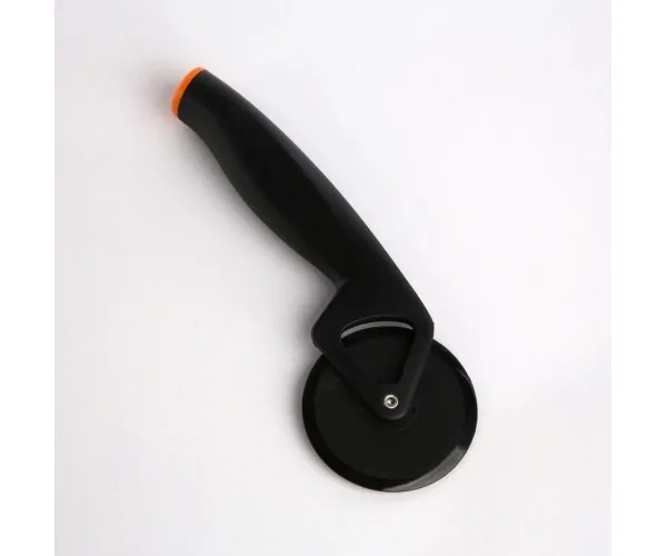 noz-do-pizzy-fiskars-functional-form-1019533-material-uchwytu-plastik