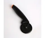 noz-do-pizzy-fiskars-functional-form-1019533-material-uchwytu-plastik