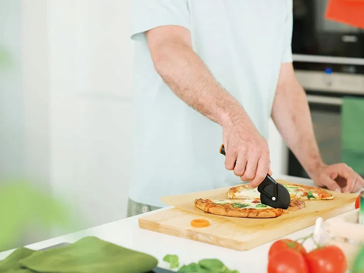 noz-do-pizzy-fiskars-functional-form-1019533-dlugosc-ostrza-8-7-cm